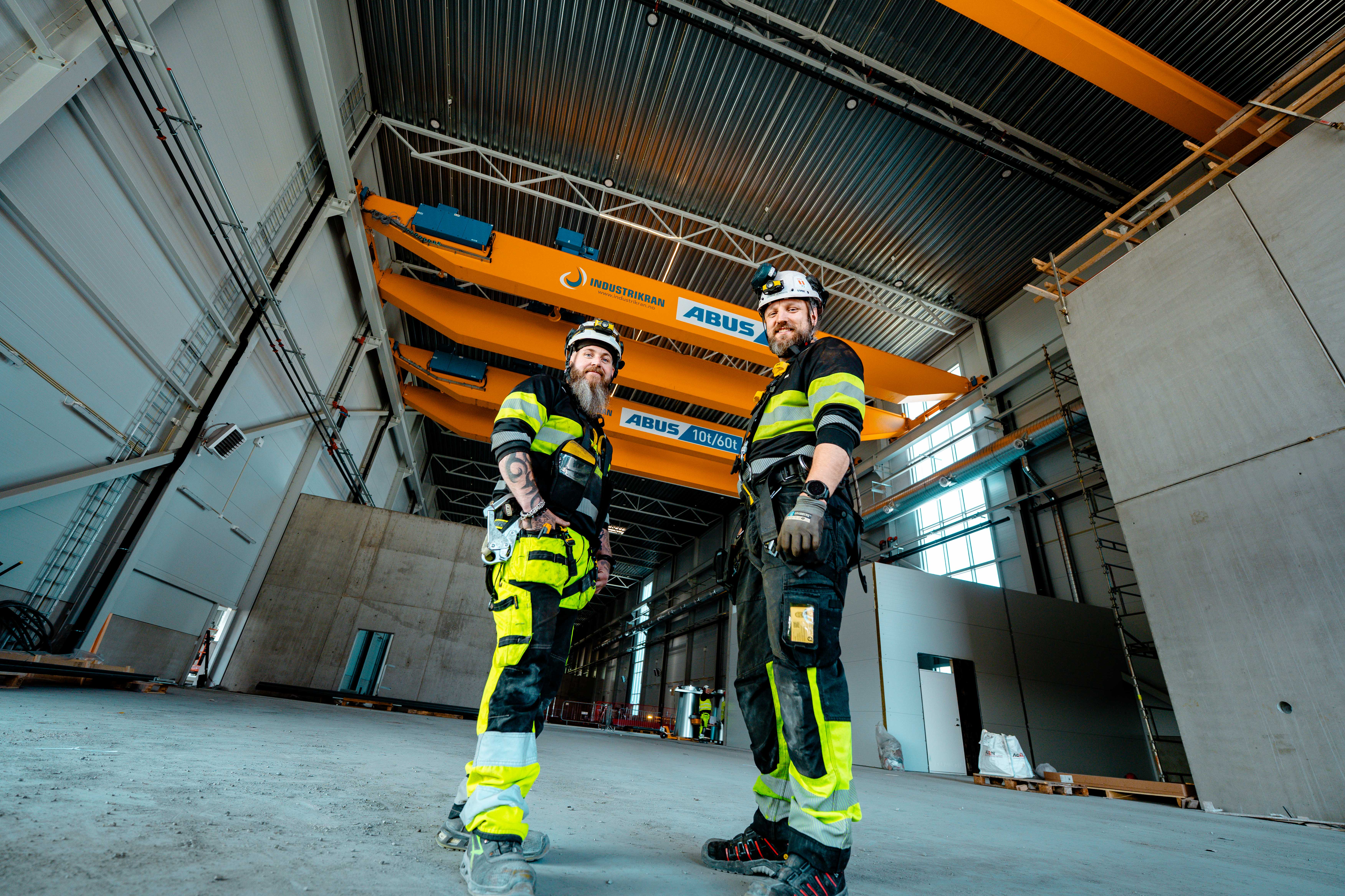 Industrikran Norge montører foran kran